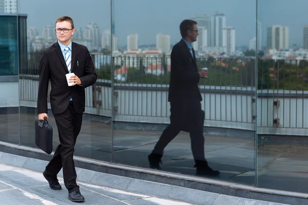 Homme d'affaires avec mallette et tasse à café — Photo