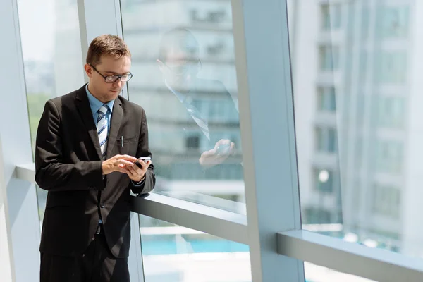 Businessman Reading message on smartphone — Stock Photo, Image