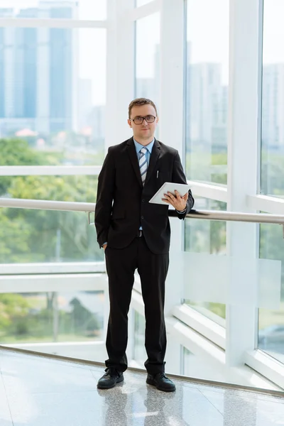 Hombre de negocios moderno con tableta digital — Foto de Stock