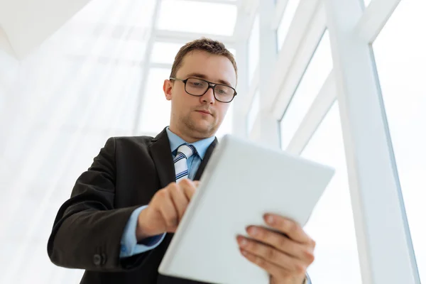 Бизнесмен с помощью планшетного компьютера — стоковое фото