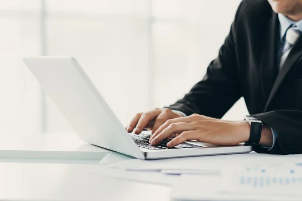 Geschäftsmann tippt auf Laptop — Stockfoto