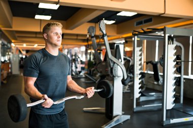 Eğitim spor salonunda vücut geliştirmeci