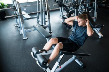 Sporcu egzersizi yapıyor