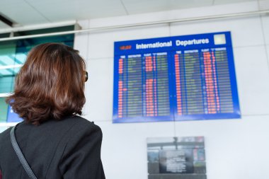 kadın yolcu hava yolculuğu için bekliyor