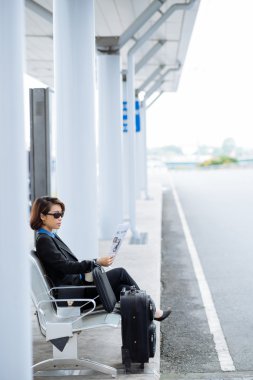 İş kadını bavulla