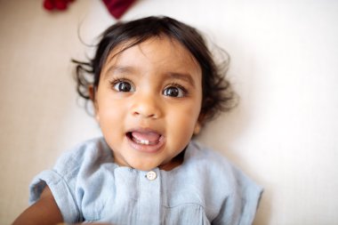 küçük kız bağırarak