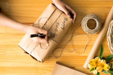 doğum günü hediyesi imzalama eller