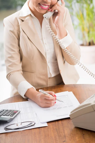 Agente de seguros hablando por teléfono — Foto de Stock