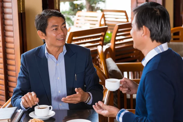 Vietnamesiska kollegor på affärslunch — Stockfoto