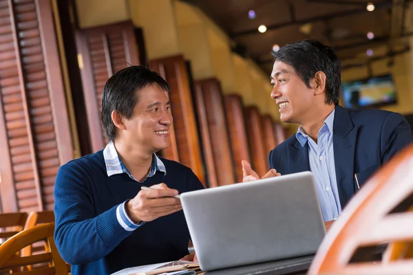 Affärsmän diskuterar med laptop — Stockfoto