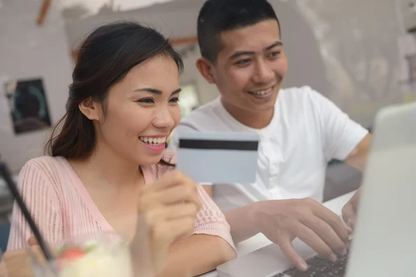 Pareja asiática con tarjeta de crédito — Foto de Stock