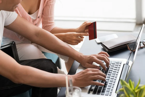 Pareja de compras en línea — Foto de Stock