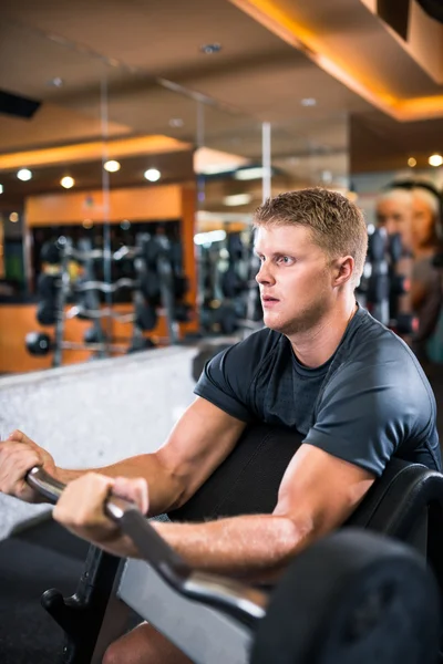 Bodybuilder training in de sportschool — Stockfoto