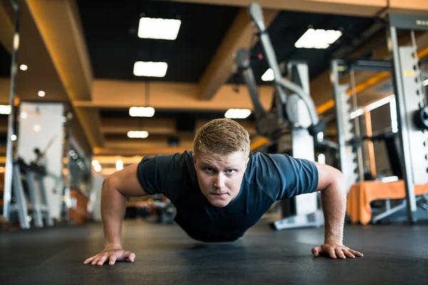 Jovem fazendo press-ups — Fotografia de Stock