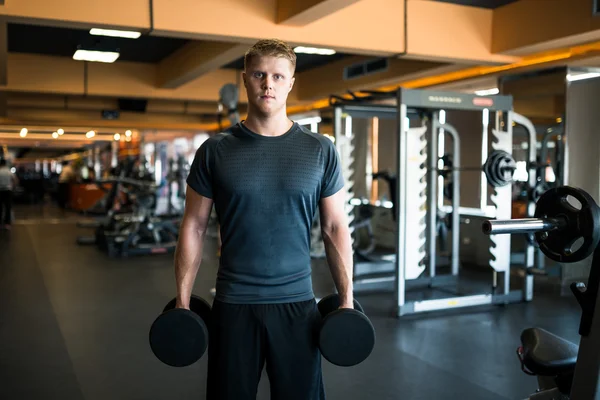 Jeune homme sportif avec haltères — Photo