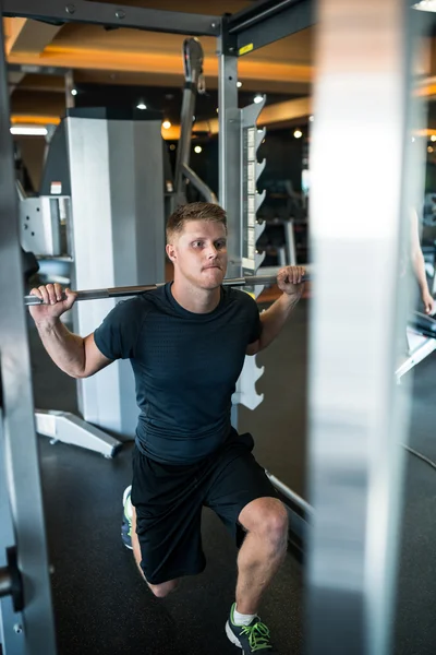 Macht lifter in gym — Stockfoto