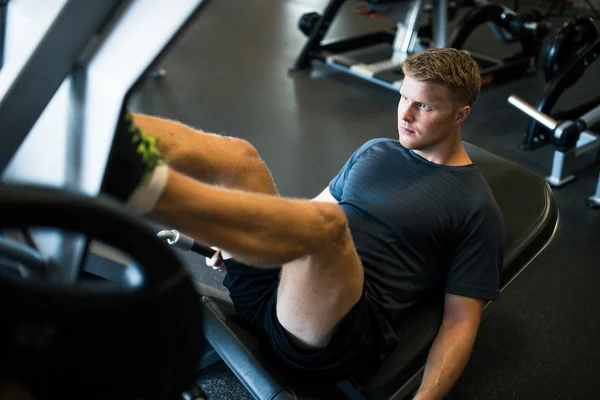 Sporty man training muscles — Stock Photo, Image