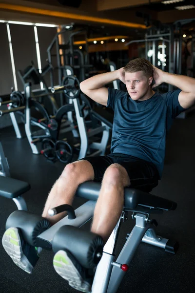 Homem desportivo a fazer abdominais — Fotografia de Stock