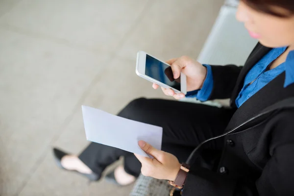 Business lady with smartphone — Stock Photo, Image