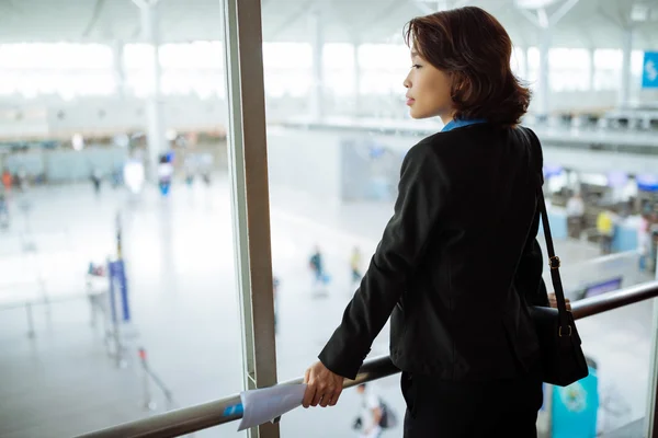 Usiness lady at the airport — Stock Photo, Image