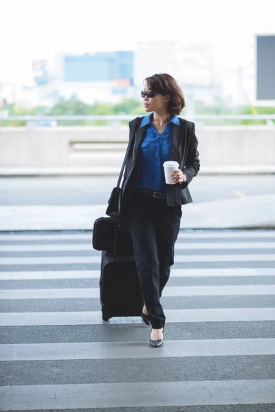 スーツケースを持つスタイリッシュなビジネス女性 — ストック写真