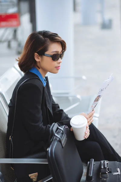 若いビジネス女性読書新聞 — ストック写真