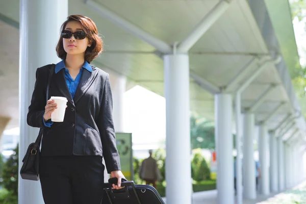 Femme d'affaires avec café et bagages — Photo