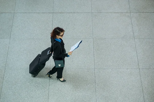 スーツケース付きのビジネス女性 — ストック写真