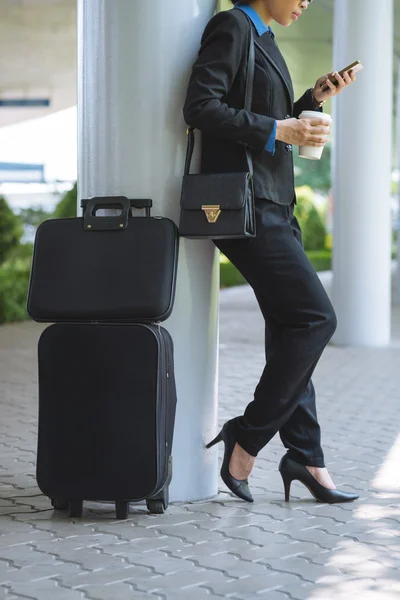 Female business traveller with smartphone — Stock Photo, Image