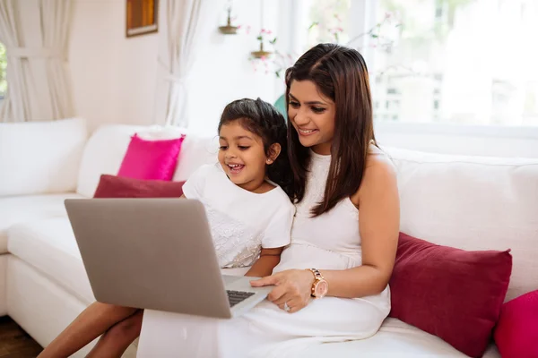 Mãe e chalé com laptop — Fotografia de Stock