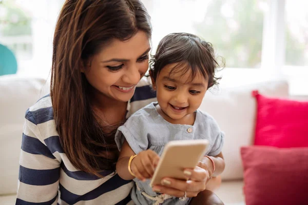 印度的母亲和儿童提供智能手机 — 图库照片