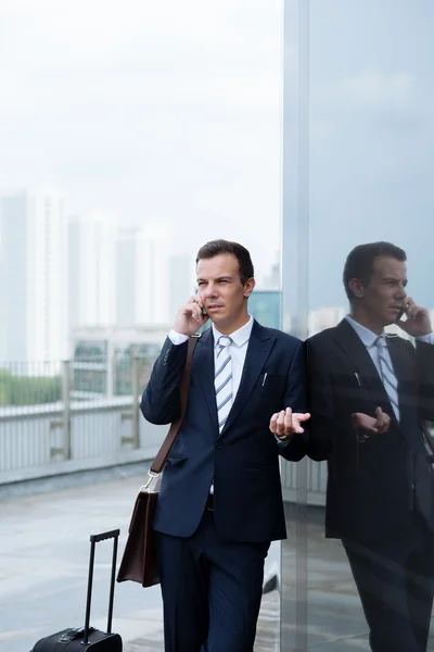 Business traveler with a suitcase — Stock Photo, Image