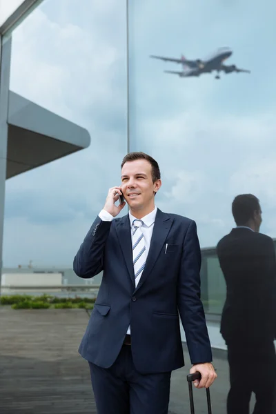 Lächelndes Geschäft mit Telefon — Stockfoto