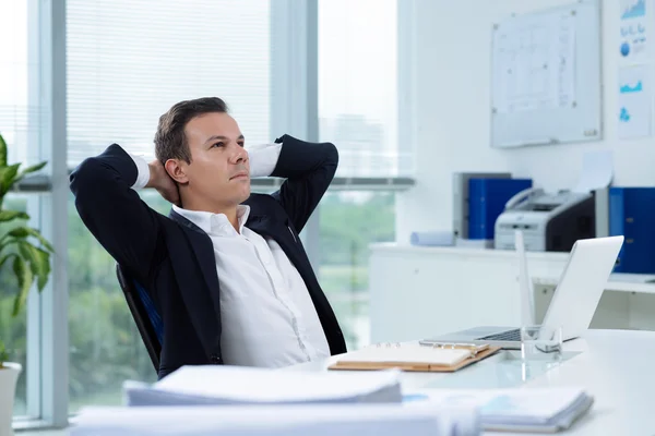 Affärsman dagdrömmeri i office — Stockfoto