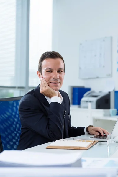 Empresário alegre no local de trabalho — Fotografia de Stock