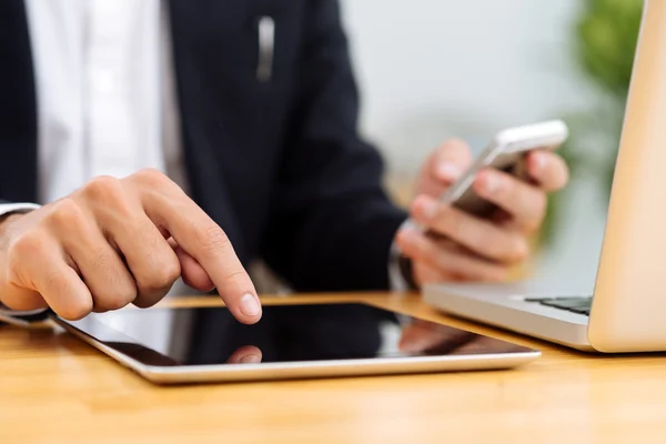 Pessoa de negócios tocando tablet digital — Fotografia de Stock