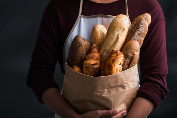 Mulher com pacote de pão fresco — Fotografia de Stock