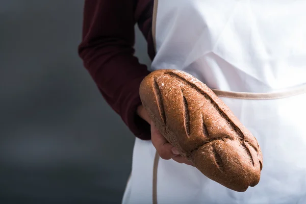 Bäckerin hält Laib — Stockfoto