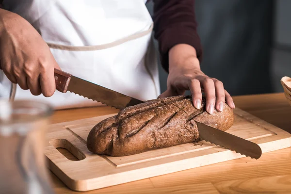 Nő kenyér szeletelő — Stock Fotó