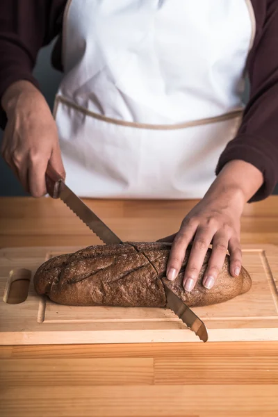 Baker řezání bochník — Stock fotografie