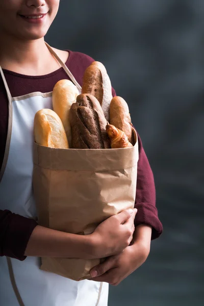 Frau mit verschiedenen Broten — Stockfoto