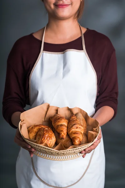 Cesta de panadería con croissants —  Fotos de Stock