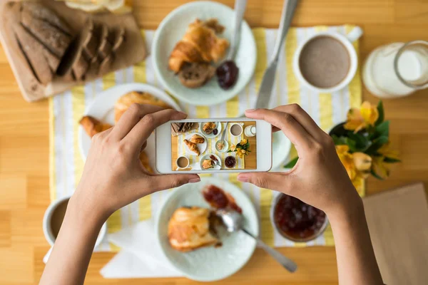 Tar foto på frukost — Stockfoto