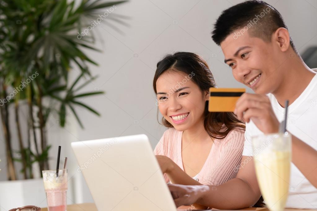 Couple using credit card — Stock Photo © DragonImages #73912601