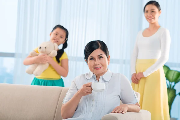 Família descansando em casa — Fotografia de Stock