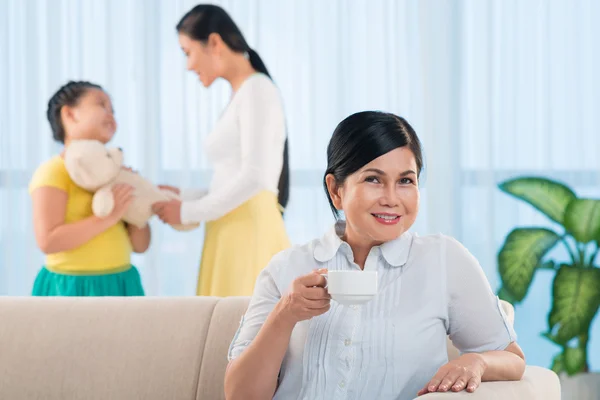 Senior mulher bebendo chá — Fotografia de Stock