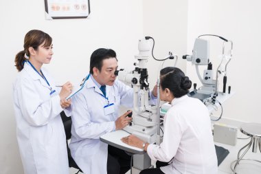 Doktor Bayan hasta kontrol