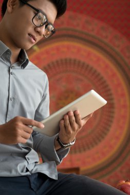 adam dijital tablet üzerinde okuma