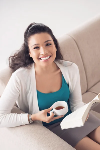 Mulher bonita com um livro e café — Fotografia de Stock