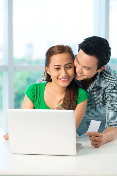 Coppia utilizzando il computer portatile per fare acquisti online — Foto Stock